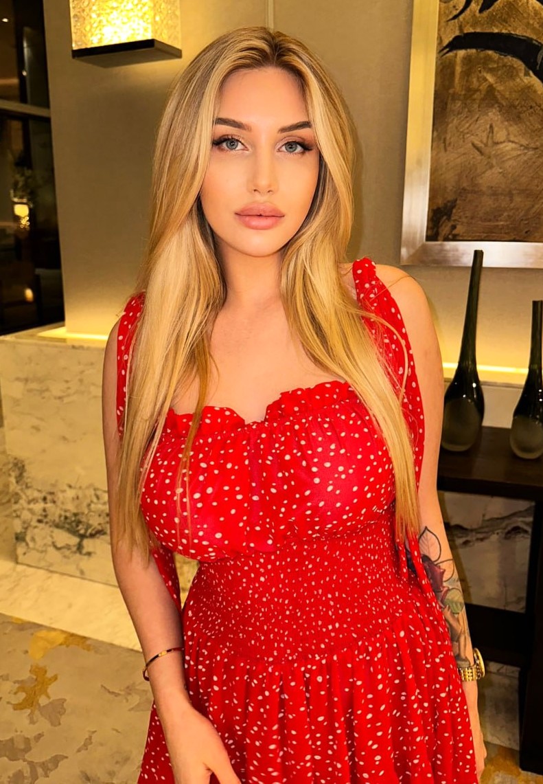 Амелия, 22